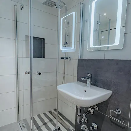 Appartement Stilvolle Mit Kueche & Parkplatz In *