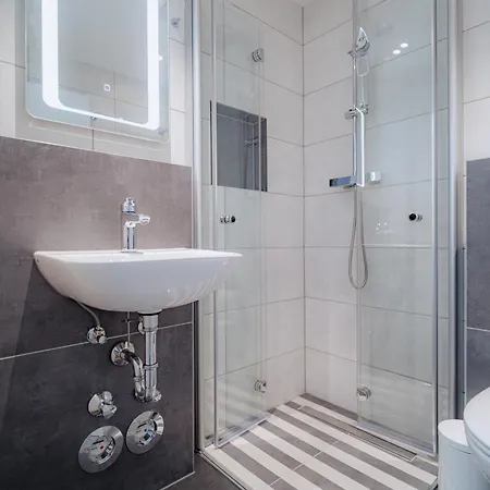 Stilvolle Mit Kueche & Parkplatz In Hardert