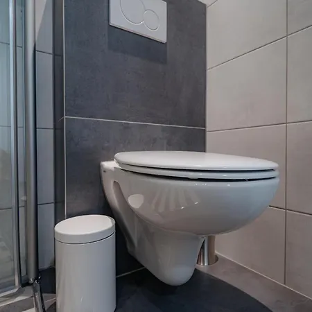 Stilvolle Mit Kueche & Parkplatz In