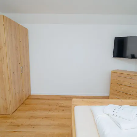 Stilvolle Mit Kueche & Parkplatz In Hardert