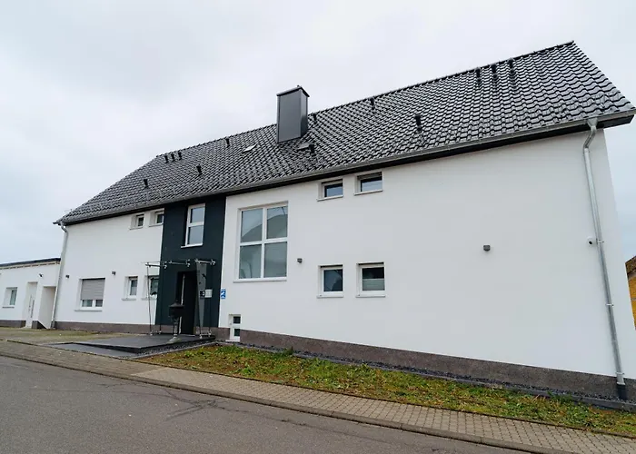 Stilvolle Mit Kueche & Parkplatz In דירה