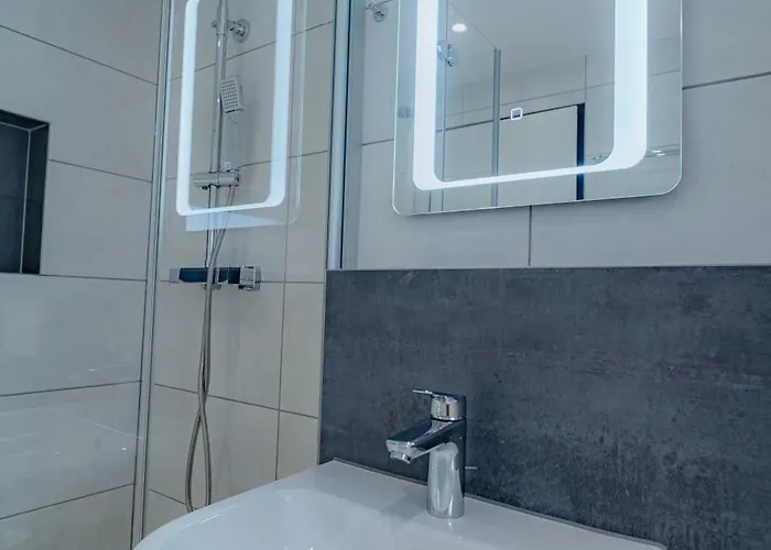 Stilvolle Mit Kueche & Parkplatz In דירה *