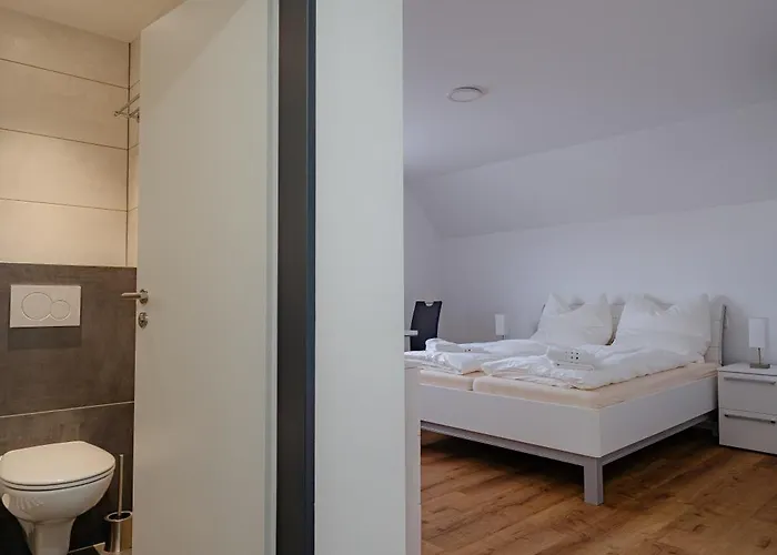 Stilvolle Mit Kueche & Parkplatz In דירה *