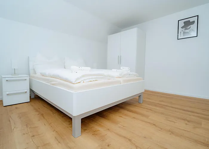 Stilvolle Mit Kueche & Parkplatz In דירה